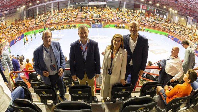 La presidenta del Gobierno de Cantabria, María José Saenz de Buruaga, apoya al Bathco Torrelavega en su estreno europeo en el Vicente Trueba