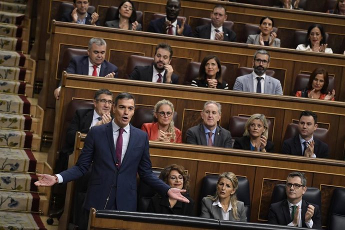 El presidente del Gobierno, Pedro Sánchez ,interviene durante una sesión de control al Gobierno, en el Congreso de los Diputados, a 16 de octubre de 2024, en Madrid (España). El PP y Vox preguntan sobre el 'caso Koldo' y otras causas de corrupción al Go