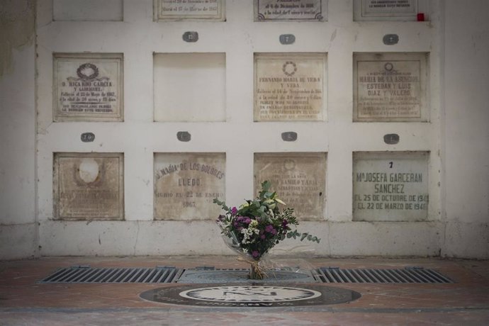 Archivo - Un ramo de flores frente a varios nichos del cementerio de San Isidro, a 1 de noviembre de 2023, en Madrid (España).