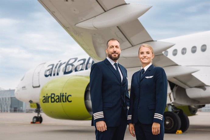 Archivo - AirBaltic organiza una jornada de puertas abiertas para pilotos en Barcelona