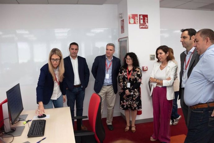 La consejera de Empleo, Rocío Blanco, en las instalaciones de Sopra Steria en Sevilla.