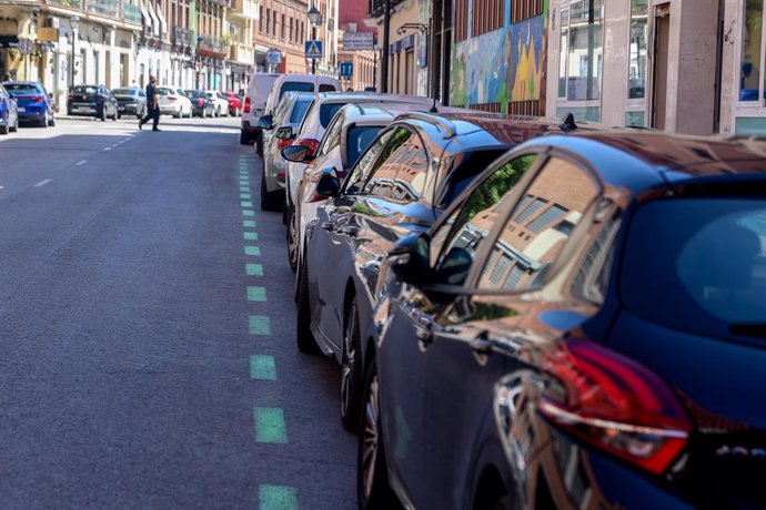 Archivo - Varios coches aparcados en zona verde, a 7 de mayo de 2024, en Madrid (España). La diferencia principal entre la zona azul y la zona verde de Madrid es el tiempo. 