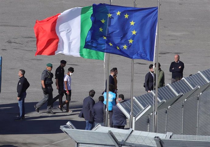 Llegada al puerto albanés de Shengjin de los primeros migrantes trasladados desde Italia