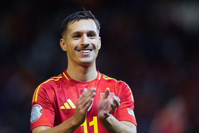 Bryan Zaragoza of Spain claps during the UEFA Nations League 2024/25 League A Group A4 match between Spain and Serbia at Nuevo Arcangel stadium on October 15, 2024, in Cordoba, Spain.