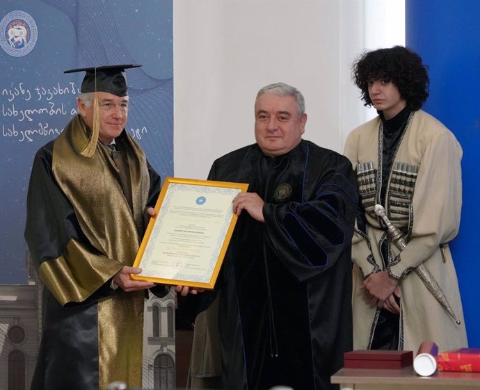 Javier Padillo, profesor del Departamento de Cirugía de la Universidad de Sevilla (US), recibe el honoris causa de la Universidad estatal de Tblisi, en Georgia.