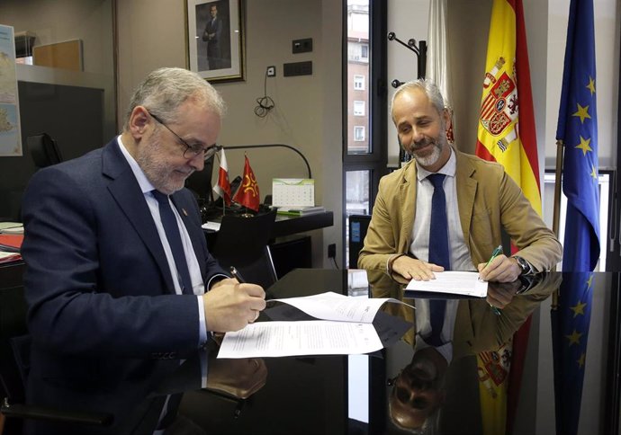 Imagen de archivo del consejero de Educación, FP y Universidades, Sergio Silva, se reúne con el rector de la Universidad de Cantabria, Ángel Pazos, 