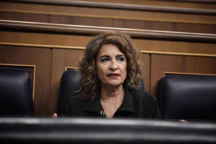 La vicepresidenta primera y ministra de Hacienda, María Jesús Montero, durante una sesión de control al Gobierno, en el Congreso de los Diputados, a 16 de octubre de 2024, en Madrid (España). 