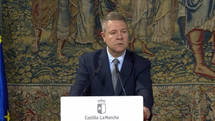 El presidente de Castilla-La Mancha, Emiliano García-Page, durante la firma del convenio para establecer en Toledo la Ciudad del Cine.