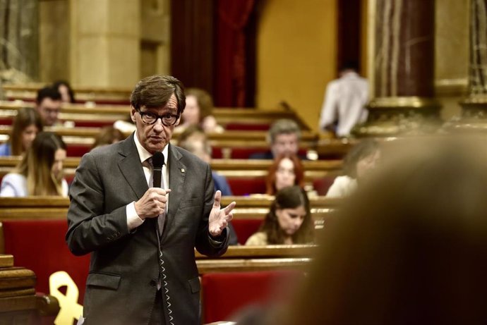 El presidente de la Generalitat, Salvador Illa, en el pleno del Parlament