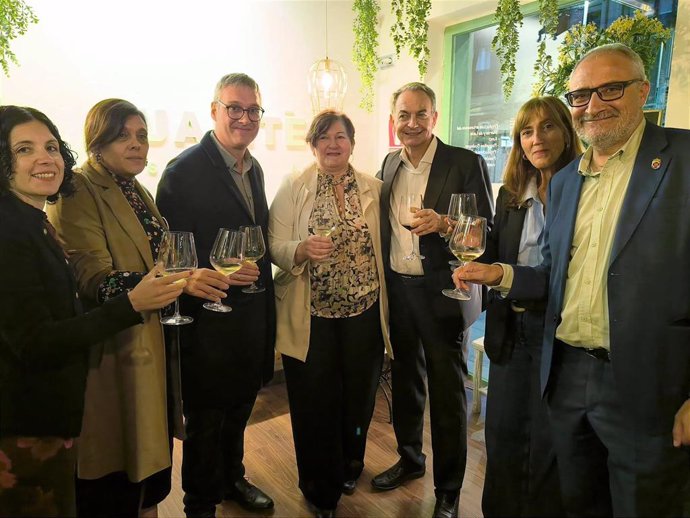 El expresidente del Gobierno, José Luis Rodríguez Zapatero, junto a los representantes institucionales en la presentación de las Jornadas Gastronómicas del Bierzo en Madrid.