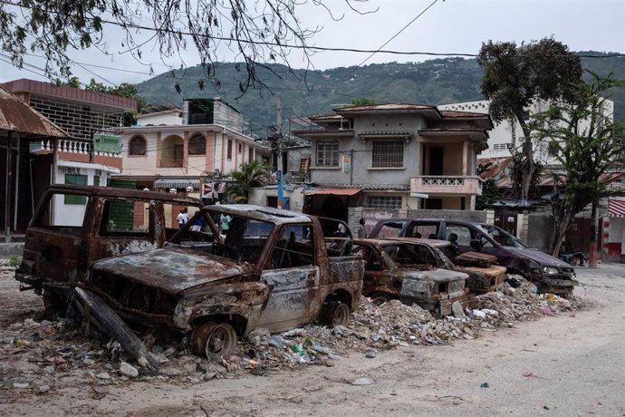 Archivo - Coches destruidos por las bandas armadas en Puerto Príncipe, Haití.