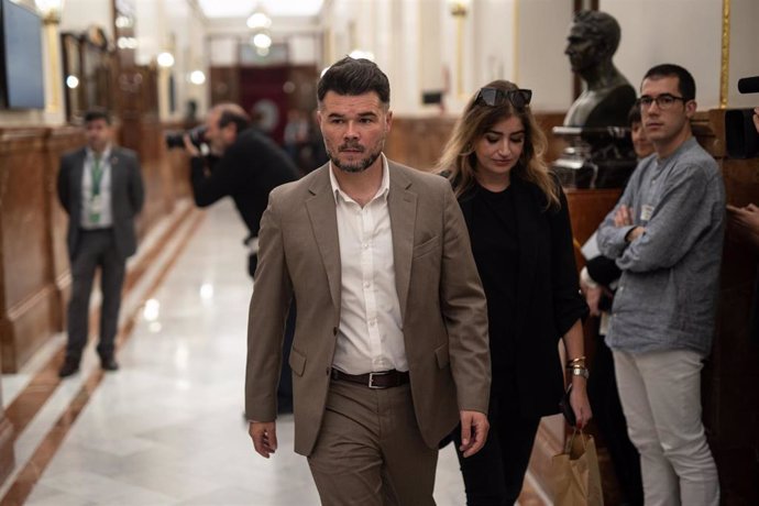 El portavoz de ERC en el Congreso, Gabriel Rufián, a su salida de una sesión plenaria en el Congreso de los Diputados, a 15 de octubre de 2024, en Madrid (España). 