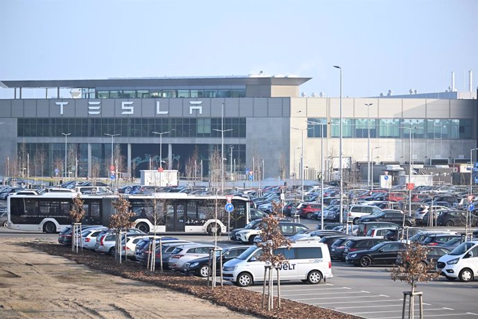 Archivo - FILED - 13 March 2024, Brandenburg, Gruenheide: The sun shines on the entrance to the Tesla Gigafactory in Berlin-Brandenburg. Photo: Sebastian Gollnow/dpa