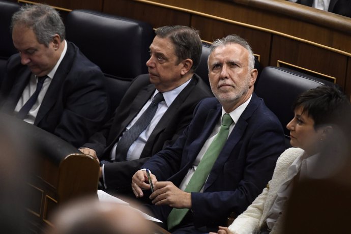 El ministro de Política Territorial y Memoria Democrática, Ángel Víctor Torres (c), durante una sesión de control al Gobierno, en el Congreso de los Diputados, a 16 de octubre de 2024, en Madrid (España).