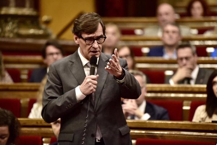 El presidente de la Generalitat de Catalunya, Salvador Illa, interviene durante una sesión plenaria en el Parlament de Cataluña, a 16 de octubre de 2024, en Barcelona, Catalunya (España). Illa afronta su primera sesión de control en el Parlament desde que