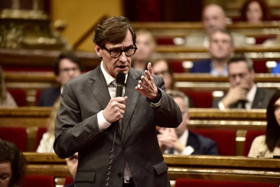 El presidente de la Generalitat de Catalunya, Salvador Illa, interviene durante una sesión plenaria en el Parlament de Cataluña, a 16 de octubre de 2024, en Barcelona, Catalunya (España). Illa afronta su primera sesión de control en el Parlament desde q