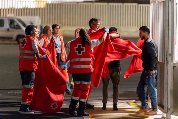 Los servicios sanitarios atienden a los migrantes llegados tras ser rescatados por Salvamento Marítimo al muelle de Puerto Naos, a 18 de septiembre de 2024, en Arrecife, Lanzarote, Canarias (España). Salvamento Marítimo ha rescatado de madrugada dos cayuc