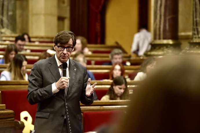 El president de la Generalitat, Salvador Illa, en el ple del Parlament