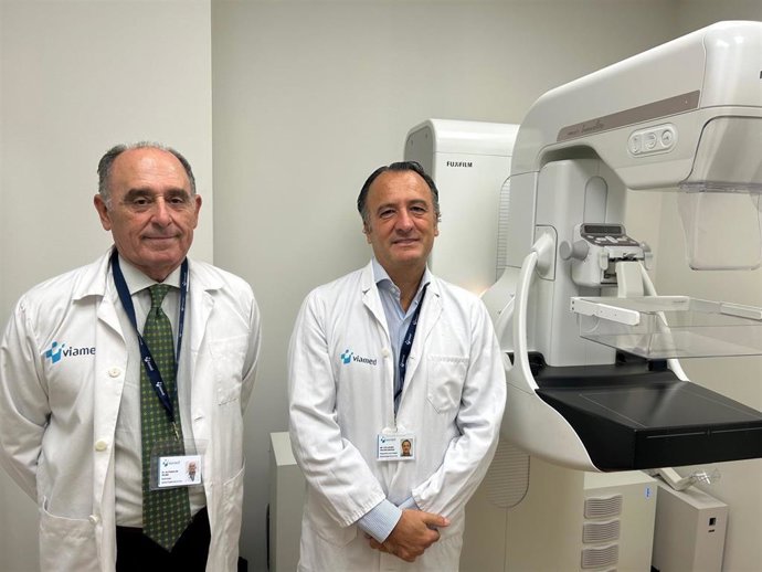 Los doctores Alfonso Palma y Javier Frutos, jefes de la unidad de patología mamaria del Hospital Viamed Santa Ángela de la Cruz de Sevilla.