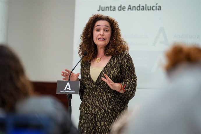 La portavoz del Grupo Por Andalucía, Inmaculada Nieto atiende a los medios de comunicación tras la reunión con el presidente de la Junta, Juanma Moreno. (Foto de archivo).