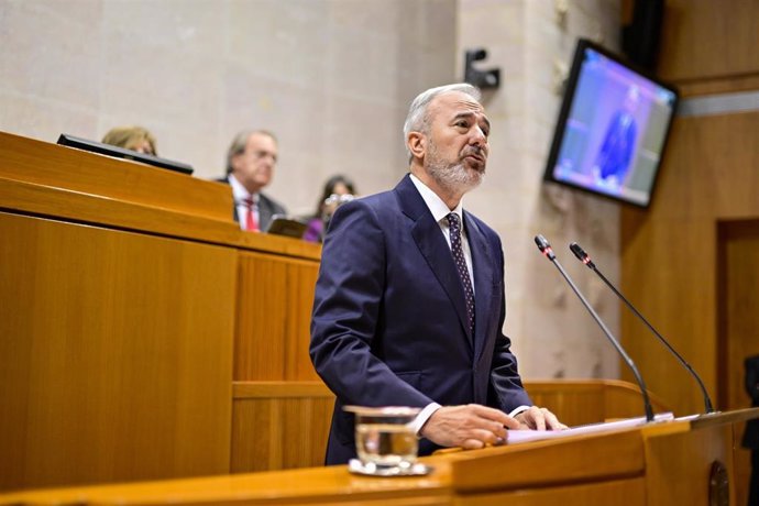 El presidente de Aragón, Jorge Azcón, pronuncia su discurso durante el primer Debate sobre el Estado de la Comunidad de su mandato, a 16 de octubre de 2024, en Zaragoza