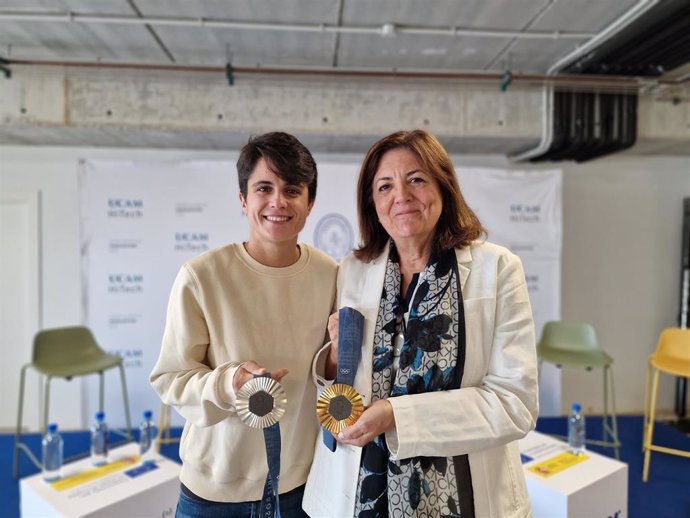 La presidenta de la UCAM, María Dolores García, junto a María Pérez, doble medallista olímpica, en UCAM HiTech