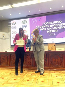 La ingeniera e investigadora de la Universidad de Oviedo, Alicia Flórez Berdasco, ha recibido en Madrid el primer premio del concurso 'Jóvenes ingenieros/as por un mundo mejor'