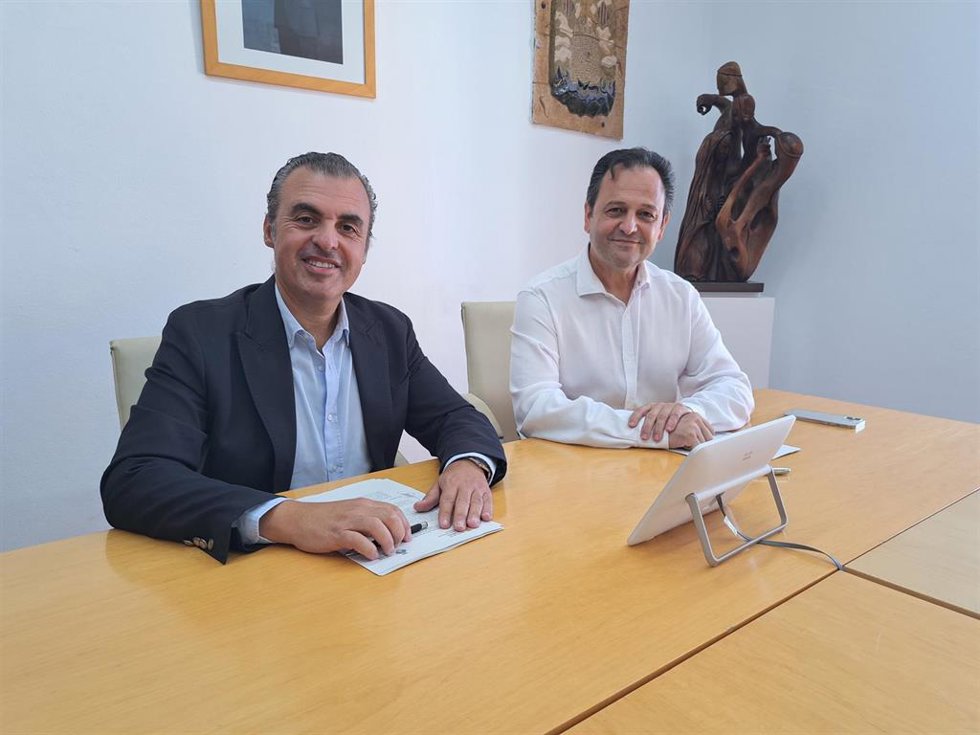 El conseller de Educación, Antoni Vera, junto al presidente del Consell de Formentera, Lloren Córdoba