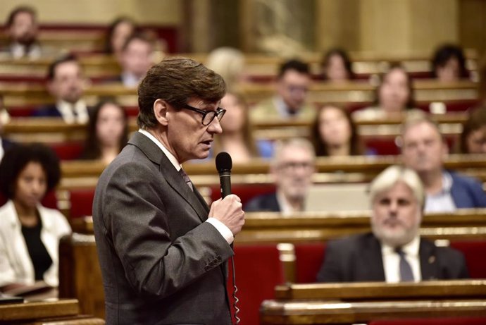 El presidente de la Generalitat de Catalunya, Salvador Illa, interviene durante una sesión plenaria en el Parlament de Cataluña, a 16 de octubre de 2024, en Barcelona, Catalunya (España). Illa afronta su primera sesión de control en el Parlament desde que