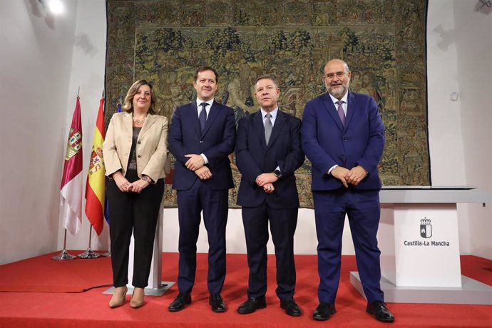 Foto de familia de la firma del convenio entre la Junta y el Ayuntamiento de Toledo para impulsar la Ciudad del Cine.