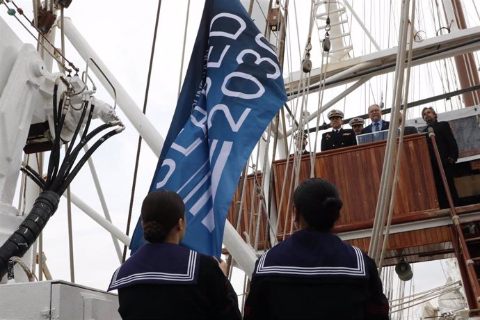 Izado de la bandera del Proyecto Seabed 2030 de Naciones Unidas en el Juan Sebastián de Elcano.