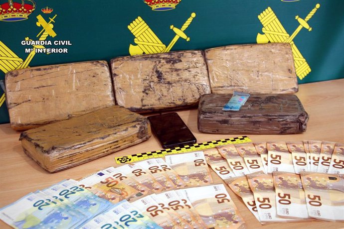 5 Paquetes Con 5 Kilos De Cocaína Hallados En Un Doble Fondo De Un Vehículo Interceptado En Cartes