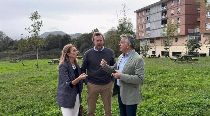 La parlamentaria Ana Morales, el portavoz popular donostiarra, Borja Corominas, y el presidente del PP vasco, Javier de Andrés, en los terrenos de Auditz Akular, en San Sebastián