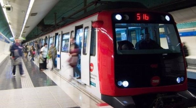 Archivo - Passatgers d'un tren del Metro de Barcelona