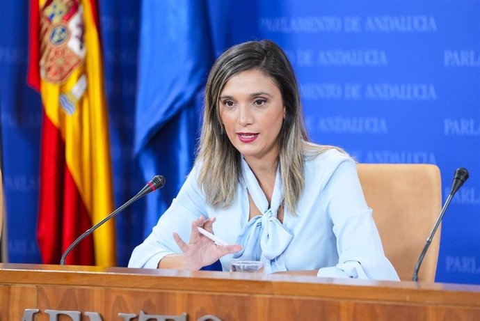 La portavoz adjunta del Grupo Parlamentario Socialista, María Márquez, durante la ronda de ruedas de prensa de portavoces de los grupos parlamentarios en el Parlamento de Andalucía, a 16 de octubre de 2024 en Sevilla (Andalucía, España). Los portavoces de