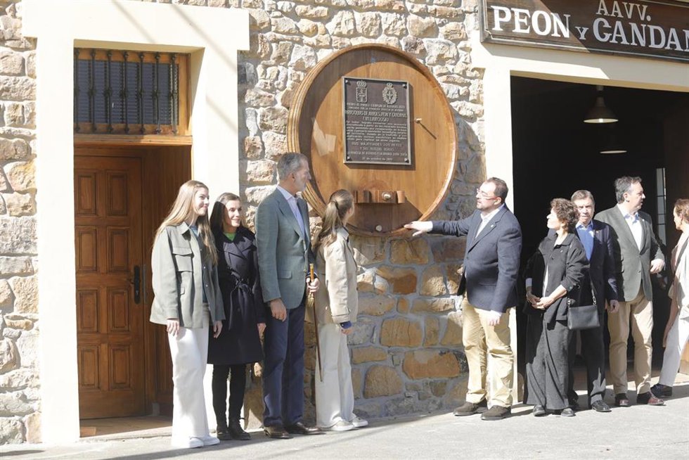 Archivo - La infanta Sofía (i), la Reina Letizia (2i), el Rey Felipe VI (3i), la princesa Leonor (4i), el presidente del Principado de Asturias, Adrián Barbón (4d), y el alcalde de Villaviciosa, Alejandro Vega (d), durante la entrega del Premio al Puebl