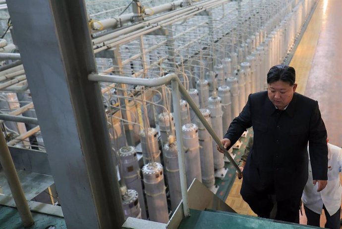 Archivo - Kim Jong Un, dirigente de Corea del Norte, inspecciona una planta de enriquecimiento de uranio