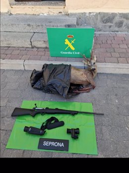 El cadáver del corzo, el rifle utilizado para abatirlo y dos visores