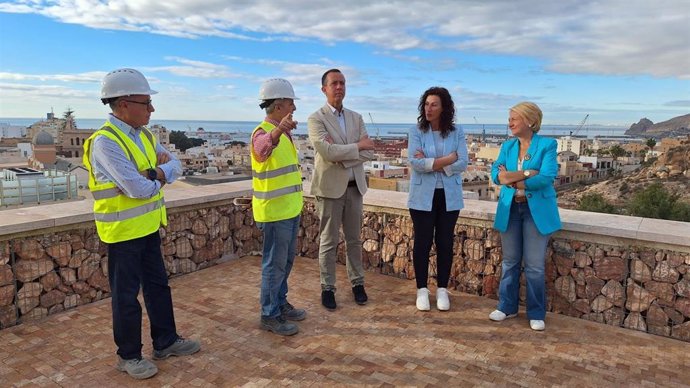 El subdelegado del Gobierno en Almería, José María Martín, y la alcaldesa de Almería, María del Mar Vázquez, visitan las obras de rehabilitación del cerro de San Cristóbal acompañados de la edil de Urbanismo, Eloísa Cabrera.