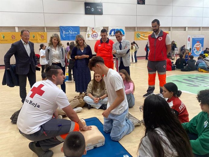 Jóvenes reciben formación en reanimación cardiopulmonar en el Cardiomaratón.