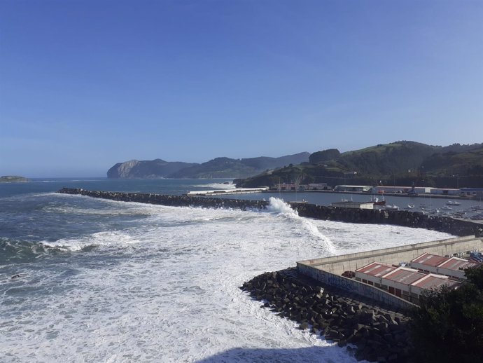 Archivo - Oleaje en Bermeo (Bizkaia).