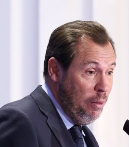 El ministro de Transportes y Movilidad Sostenible de España, Óscar Puente, durante un desayuno informativo del Fórum Europa organizado por Nueva Economía Fórum, en el hotel Four Seasons, a 14 de octubre de 2024, en Madrid (España). La portavoz socialista 