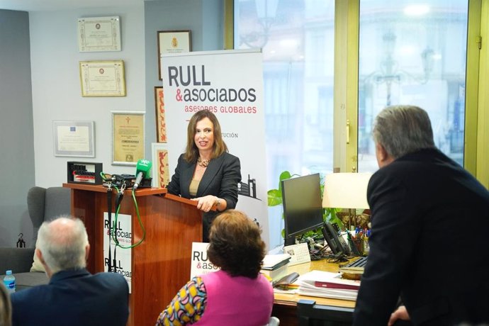 La consejera de Fomento, Rocío Díaz, durante el acto 'Café con Rull', en el despacho de la firma de abogados.