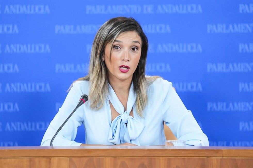 La portavoz adjunta del Grupo Parlamentario Socialista, María Márquez, durante la ronda de ruedas de prensa de portavoces de los grupos parlamentarios en el Parlamento de Andalucía, a 16 de octubre de 2024 en Sevilla (Andalucía, España). Los portavoces 