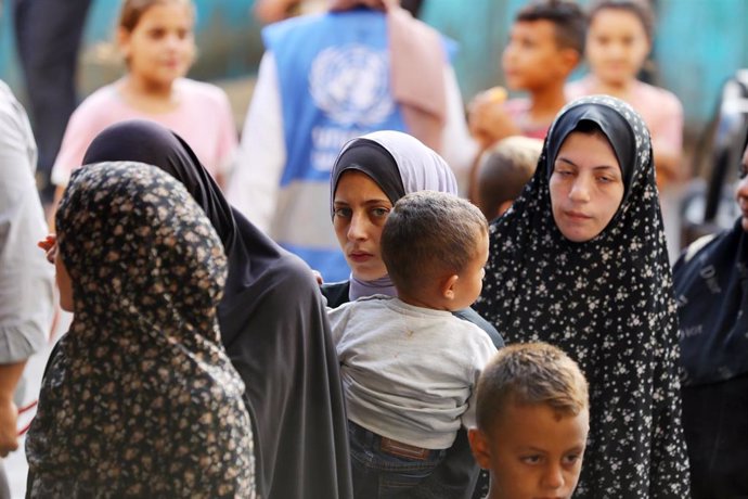 Imagen de archivo de varias mujeres esperando para vacunar a sus hijos en Gaza. 