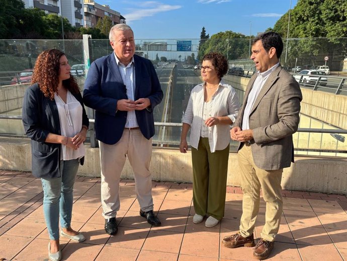 El senador Francisco Bernabé, segundo por la izquierda, junto a otros senadores del PP