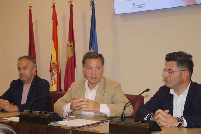 El alcalde, Manuel Serrano, en la presentación de 'Vivealba'.