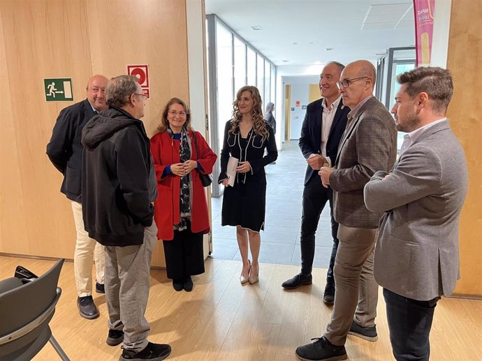 La viceconsejera de Acción Cultural, Mar Sancho (en el centro), conversa con los organizadores y patrocinadores del I Concurso de Pinchos y Tapas de Castilla y León