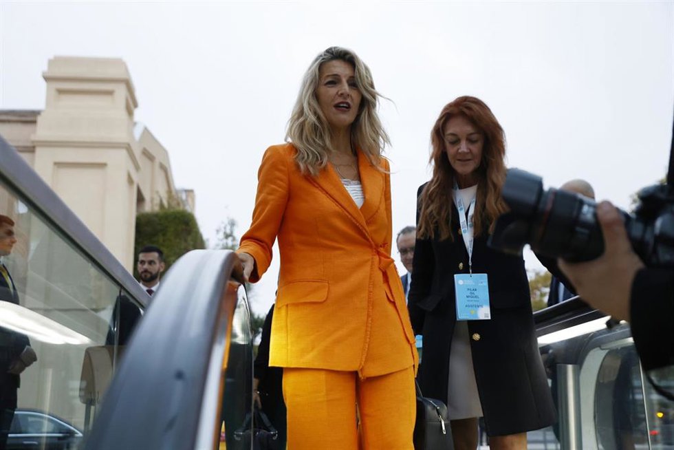 La vicepresidenta segunda y ministra de Trabajo, Yolanda Díaz (i), a su llegada a la apertura del evento 'World in Progress' de Grupo Prisa, a 14 de octubre de 2024, en Barcelona, Cataluña (España).