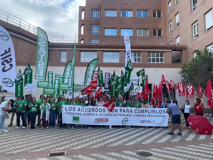 Protesta convocada por CCOO, CSIF, Satse y UGT en las ocho capitales andaluzas para reclamar al SAS los acuerdos firmados.